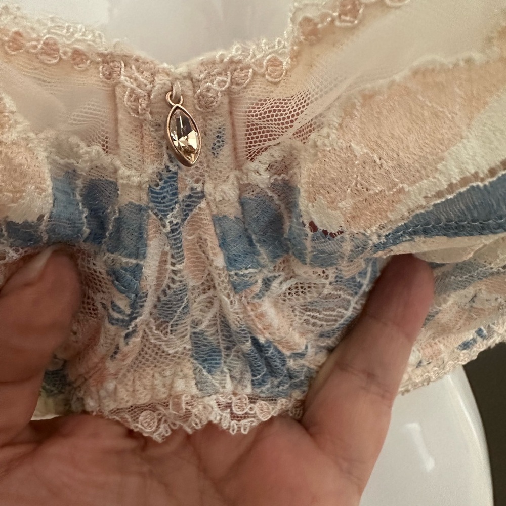 Lise Charmel Cream and Blue Lace Bra with Sculpted Cups and Adjustable Straps - Picture 2 of 4